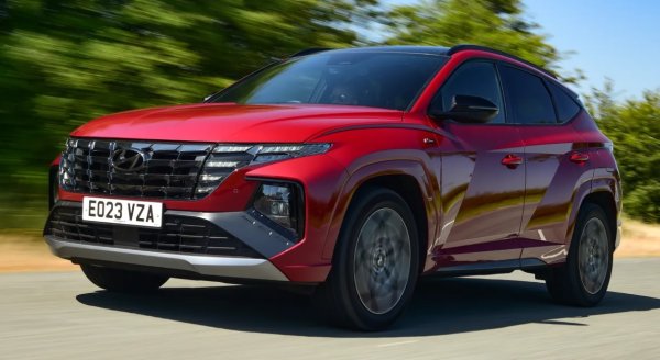 Неговият смел стил няма да се хареса на всеки, но не може да се отрече страхотното качество на Hyundai Tucson като семеен SUV. Всъщност е толкова добър, че спечели награди за  SUV от среден клас на годината в различни класации.

Tucson Hybrid използва 1,6-литров електрически подпомогнат задвижващ механизъм с 230 к.с., а показателите му за ефективност са достойни за уважение за това, което е просторна, технологична машина.

Подобно на Kia Sportage, Tucson се движи леко, не отива към спортния спортния дух, а спокойната му натура го прави приятен спътник за дълги пътувания. Вътре ще намерите приятен интериор спри стандартния комплект оборудване.
